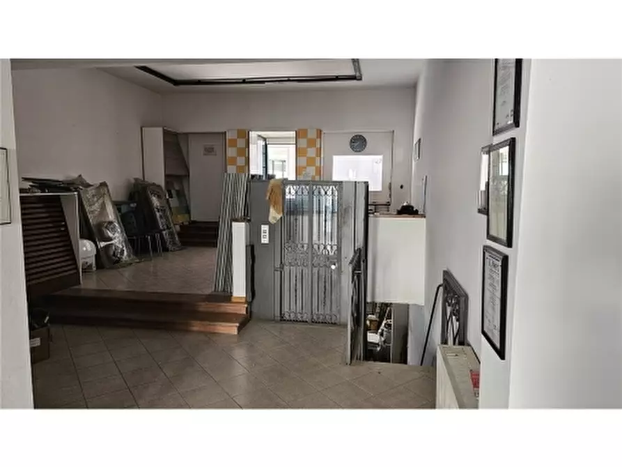 Immagine 33 di Negozio in vendita  a Firenze