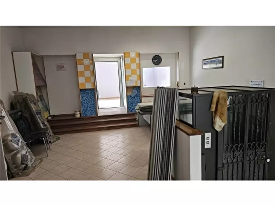 Immagine 35 di Negozio in vendita  a Firenze