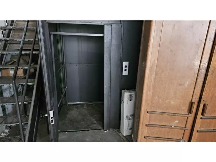 Immagine 36 di Negozio in vendita  a Firenze