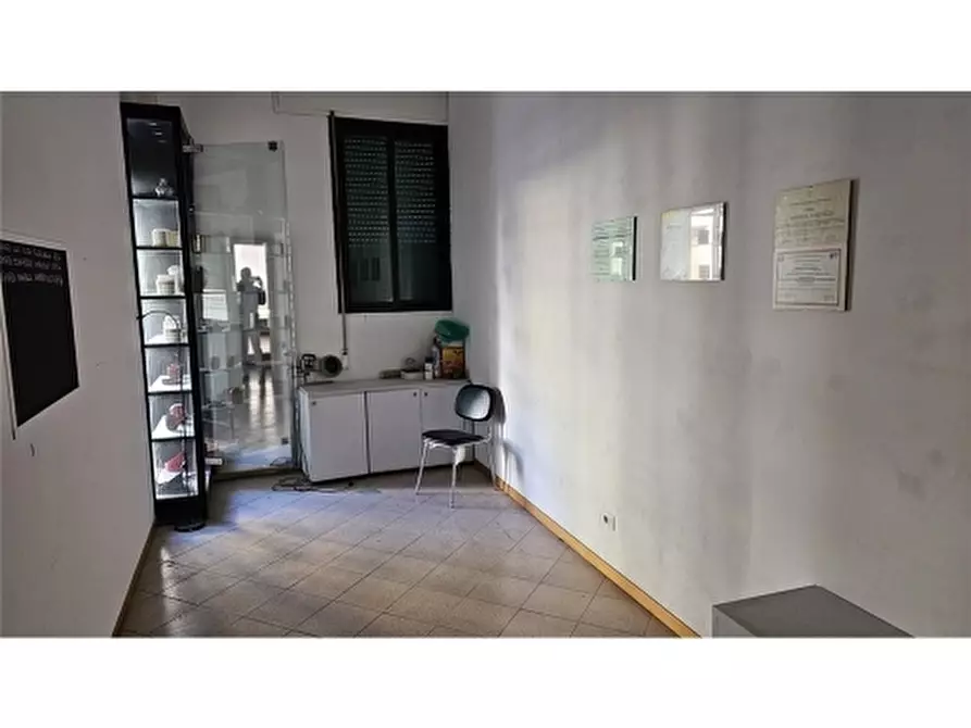 Immagine 37 di Negozio in vendita  a Firenze