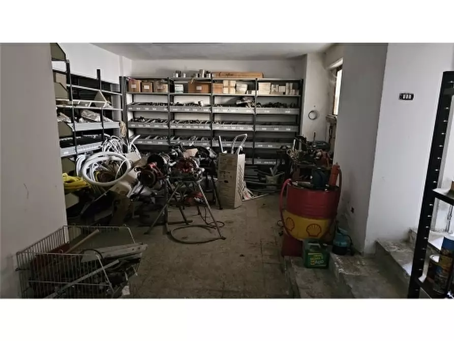 Immagine 40 di Negozio in vendita  a Firenze