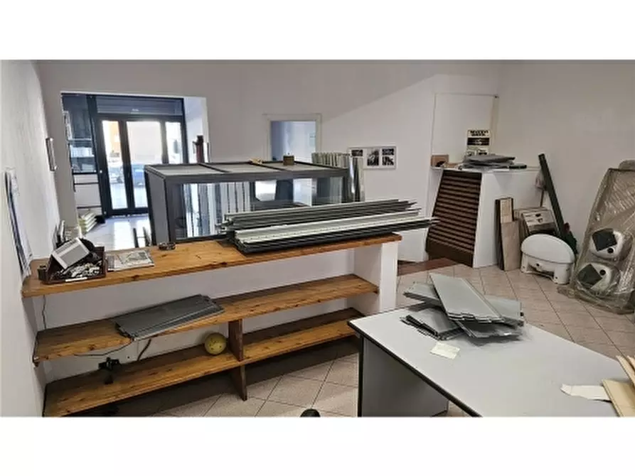 Immagine 41 di Negozio in vendita  a Firenze