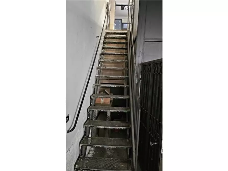 Immagine 44 di Negozio in vendita  a Firenze