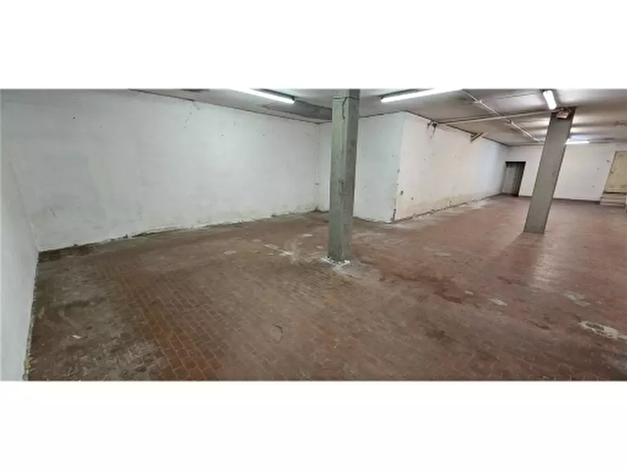 Immagine 1 di Negozio in vendita  a Firenze