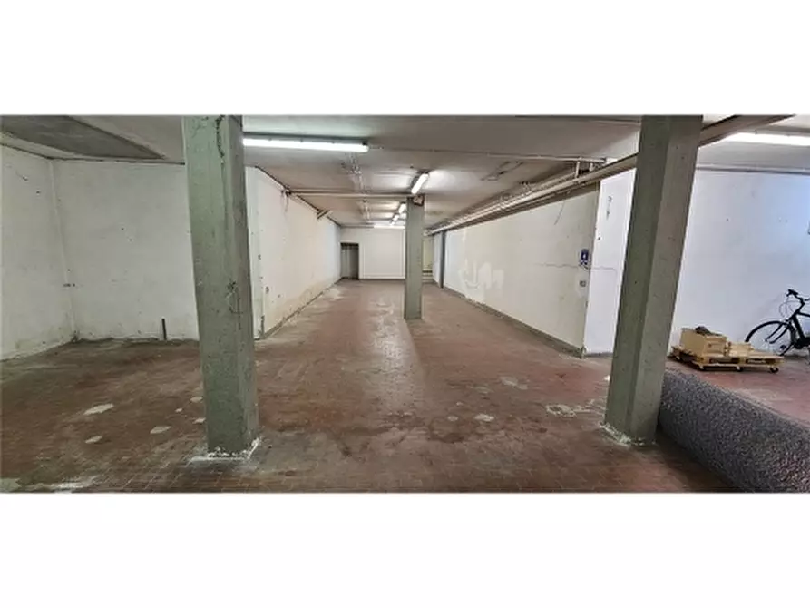 Immagine 2 di Negozio in vendita  a Firenze