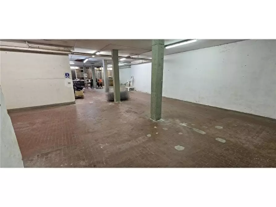 Immagine 4 di Negozio in vendita  a Firenze