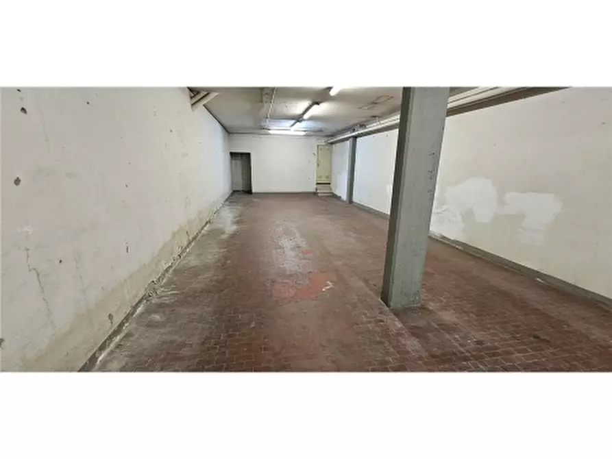 Immagine 5 di Negozio in vendita  a Firenze