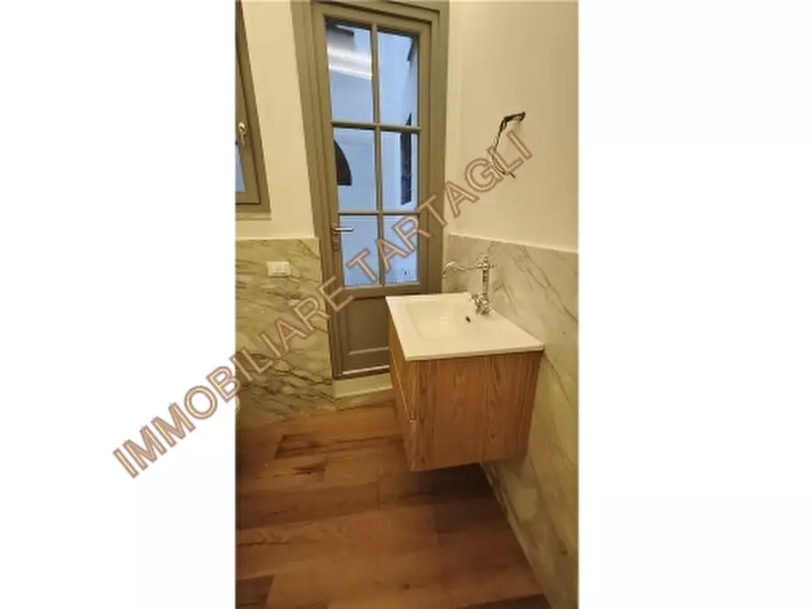 Immagine 13 di Appartamento in vendita  a Firenze