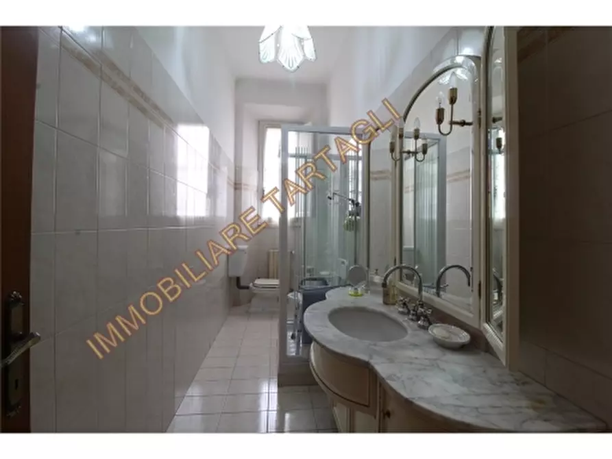 Immagine 8 di Appartamento in vendita  a Firenze