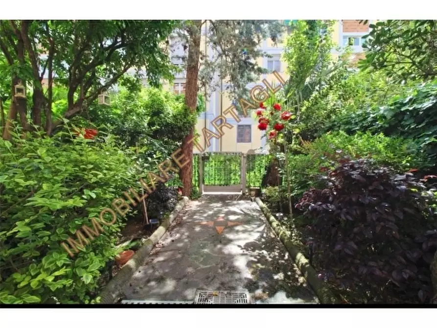 Immagine 10 di Appartamento in vendita  a Firenze