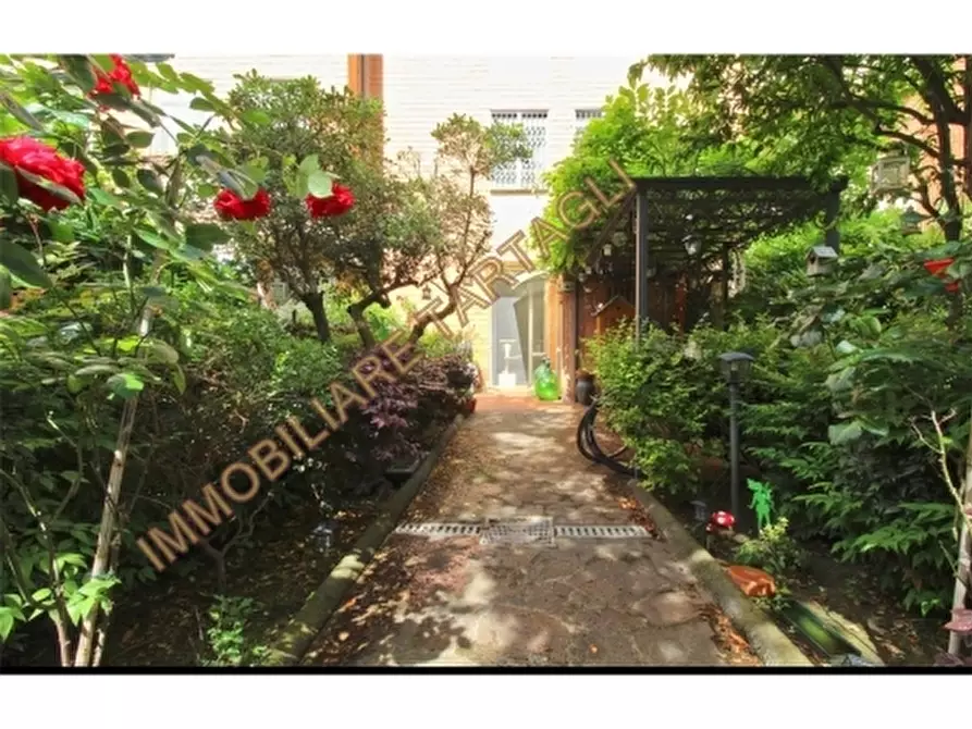 Immagine 11 di Appartamento in vendita  a Firenze