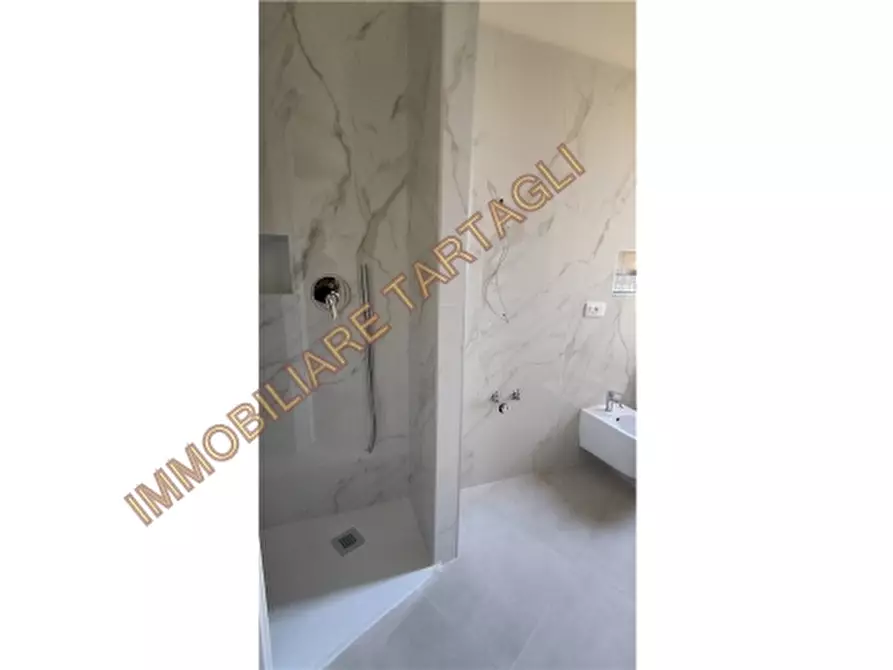 Immagine 12 di Appartamento in vendita  a Firenze