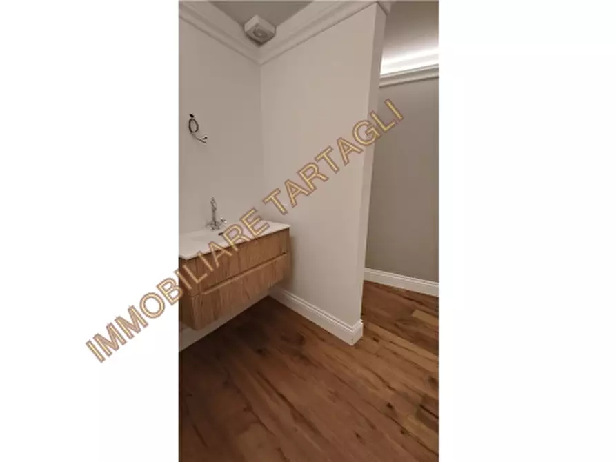 Immagine 13 di Appartamento in vendita  a Firenze