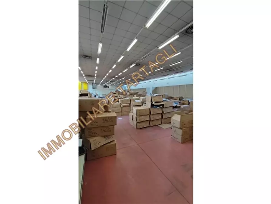 Immagine 2 di Magazzino in vendita  a Firenze