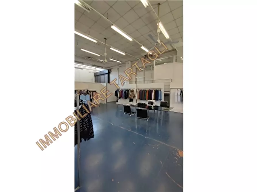 Immagine 3 di Magazzino in vendita  a Firenze