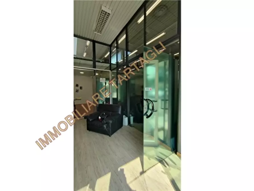 Immagine 4 di Magazzino in vendita  a Firenze