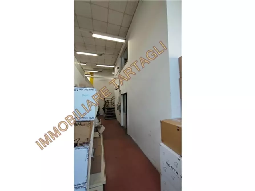 Immagine 6 di Magazzino in vendita  a Firenze