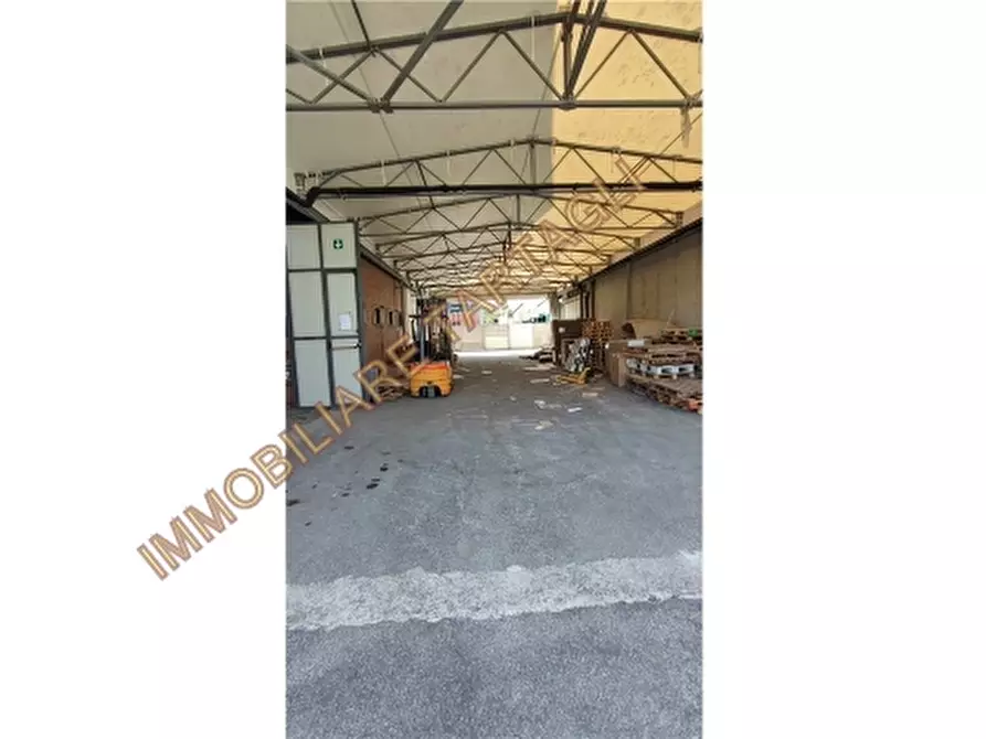 Immagine 8 di Magazzino in vendita  a Firenze