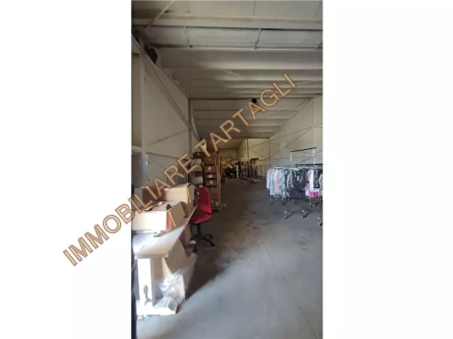 Immagine 9 di Magazzino in vendita  a Firenze