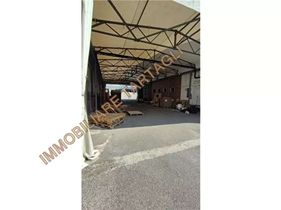 Immagine 11 di Magazzino in vendita  a Firenze