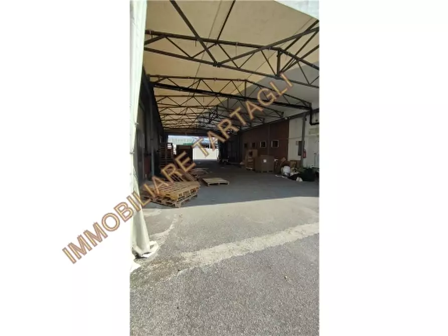 Immagine 12 di Magazzino in vendita  a Firenze