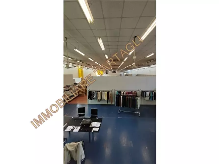 Immagine 13 di Magazzino in vendita  a Firenze