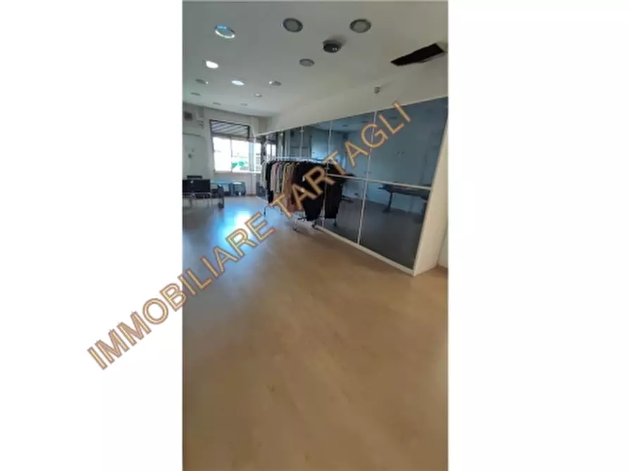 Immagine 15 di Magazzino in vendita  a Firenze