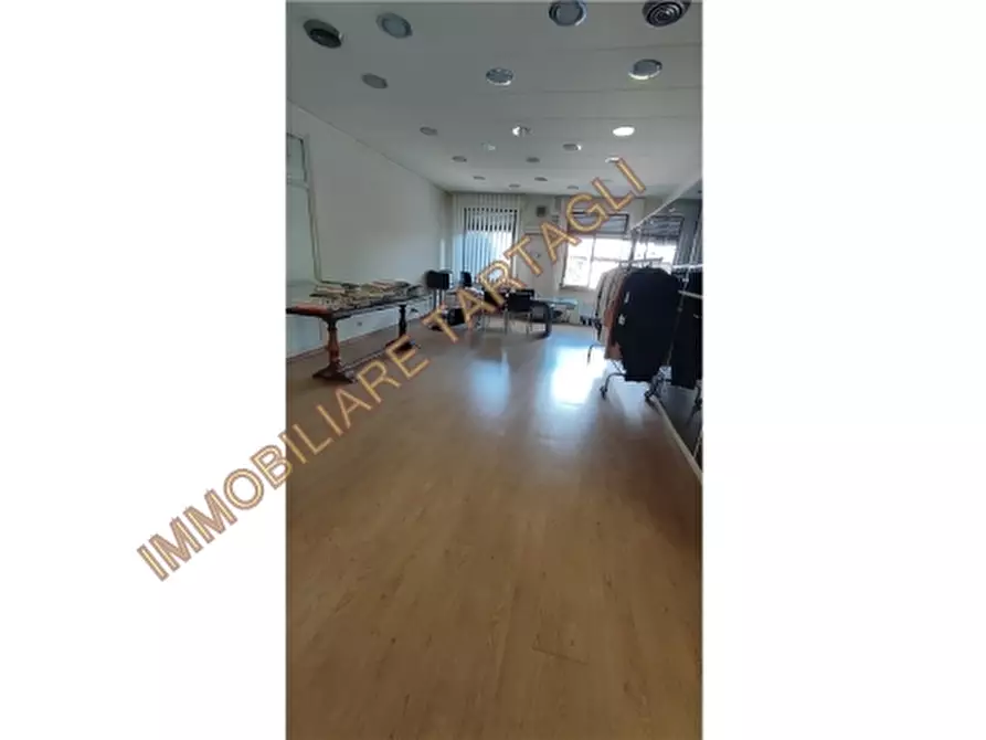 Immagine 16 di Magazzino in vendita  a Firenze