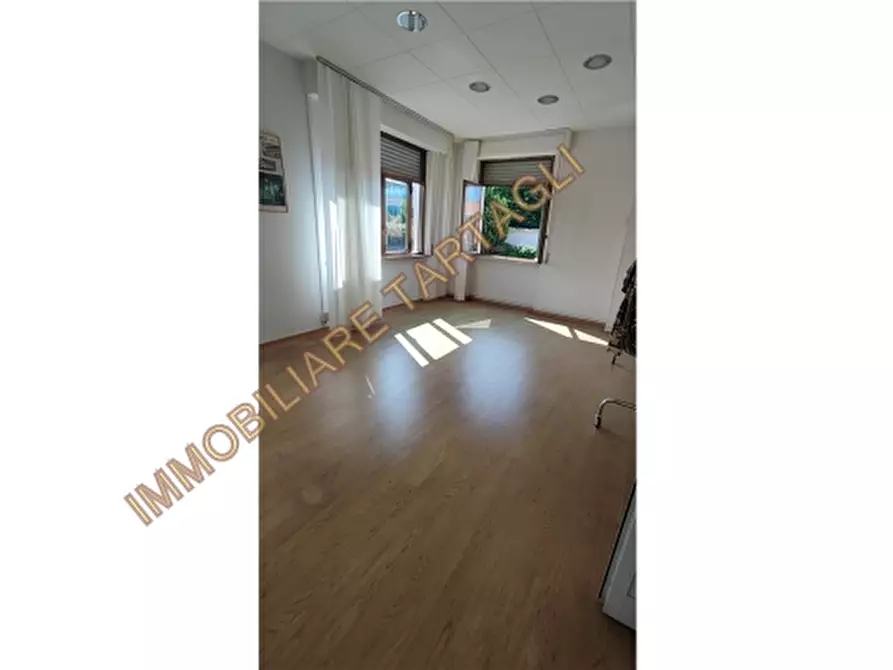 Immagine 18 di Magazzino in vendita  a Firenze