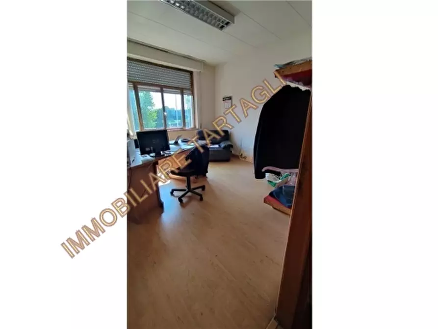 Immagine 19 di Magazzino in vendita  a Firenze