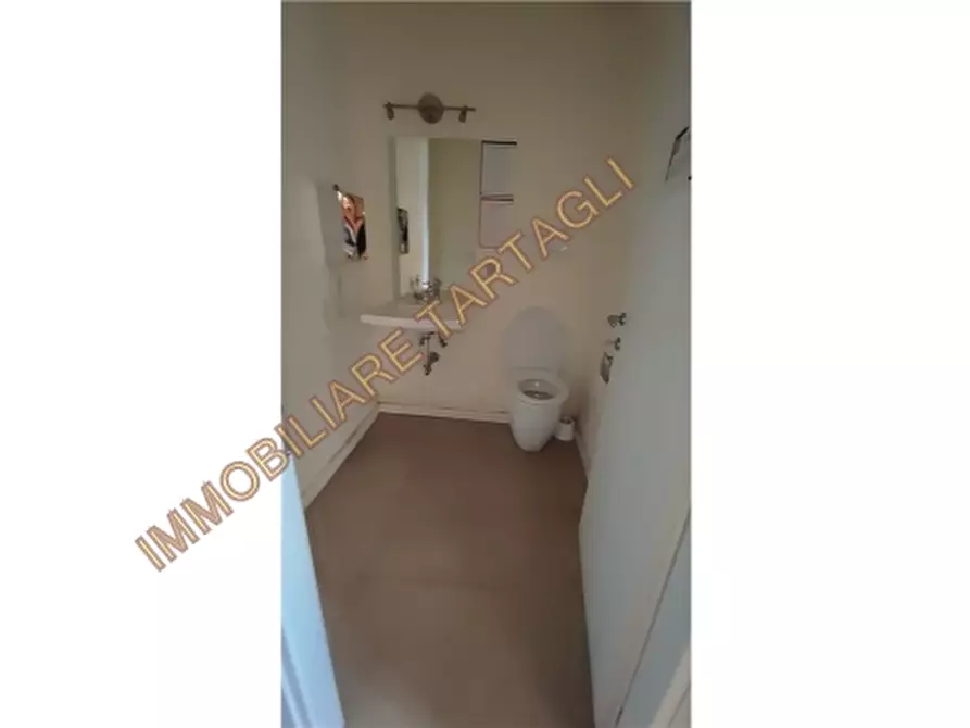 Immagine 20 di Magazzino in vendita  a Firenze