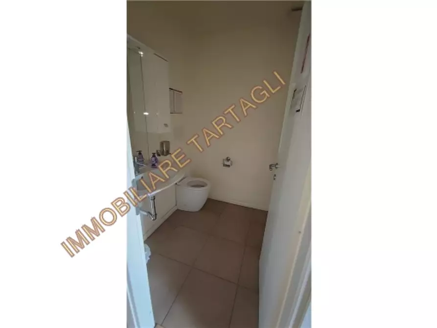 Immagine 21 di Magazzino in vendita  a Firenze