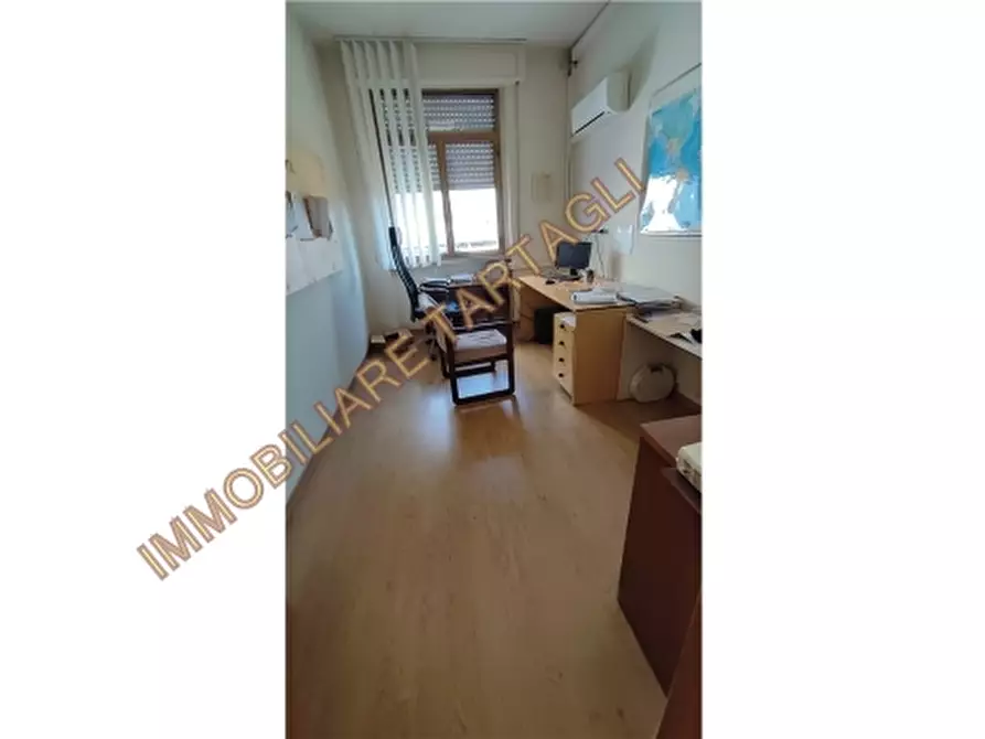 Immagine 22 di Magazzino in vendita  a Firenze