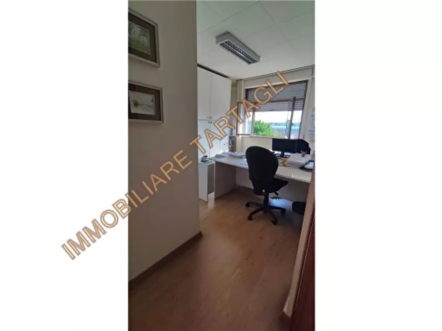 Immagine 23 di Magazzino in vendita  a Firenze