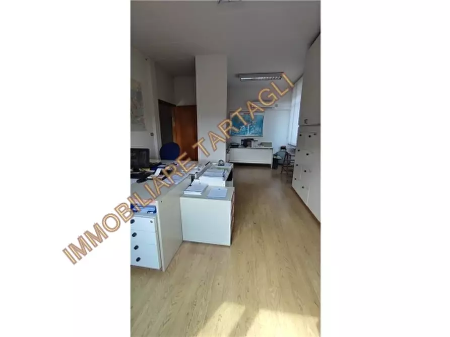 Immagine 25 di Magazzino in vendita  a Firenze