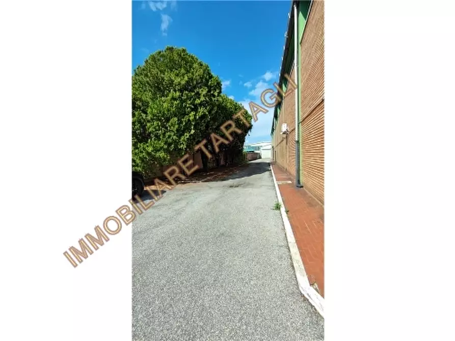 Immagine 26 di Magazzino in vendita  a Firenze