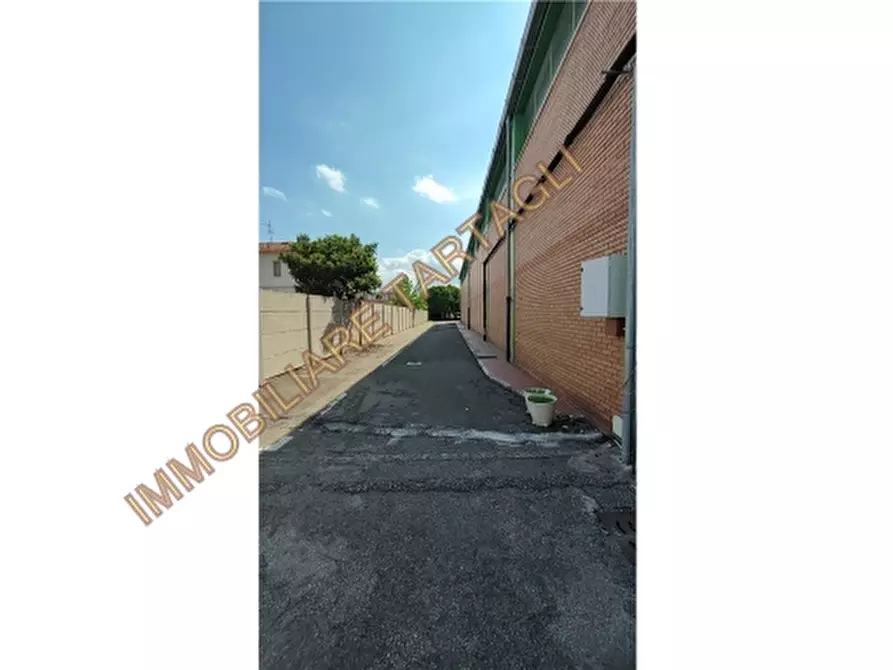 Immagine 27 di Magazzino in vendita  a Firenze