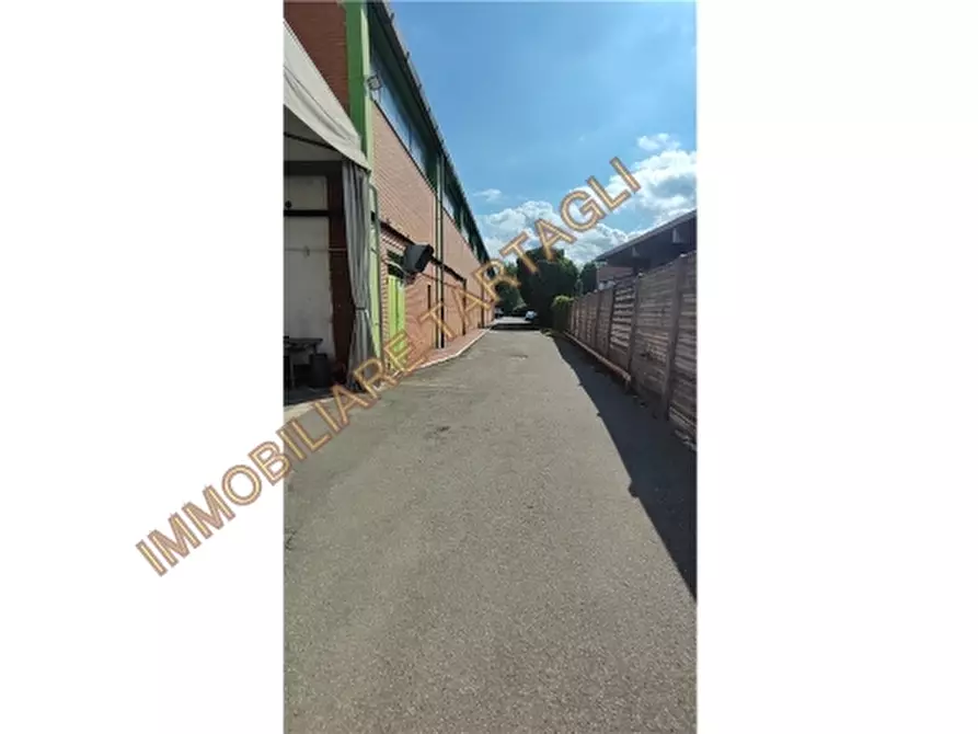 Immagine 28 di Magazzino in vendita  a Firenze