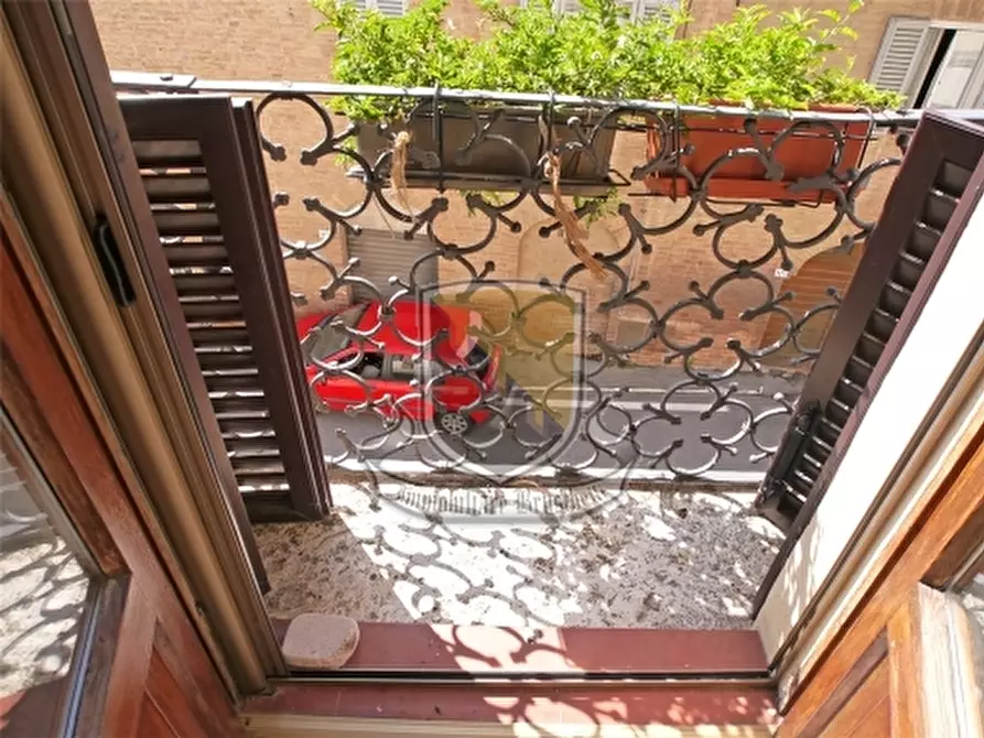 Immagine 10 di Appartamento in vendita  a Siena