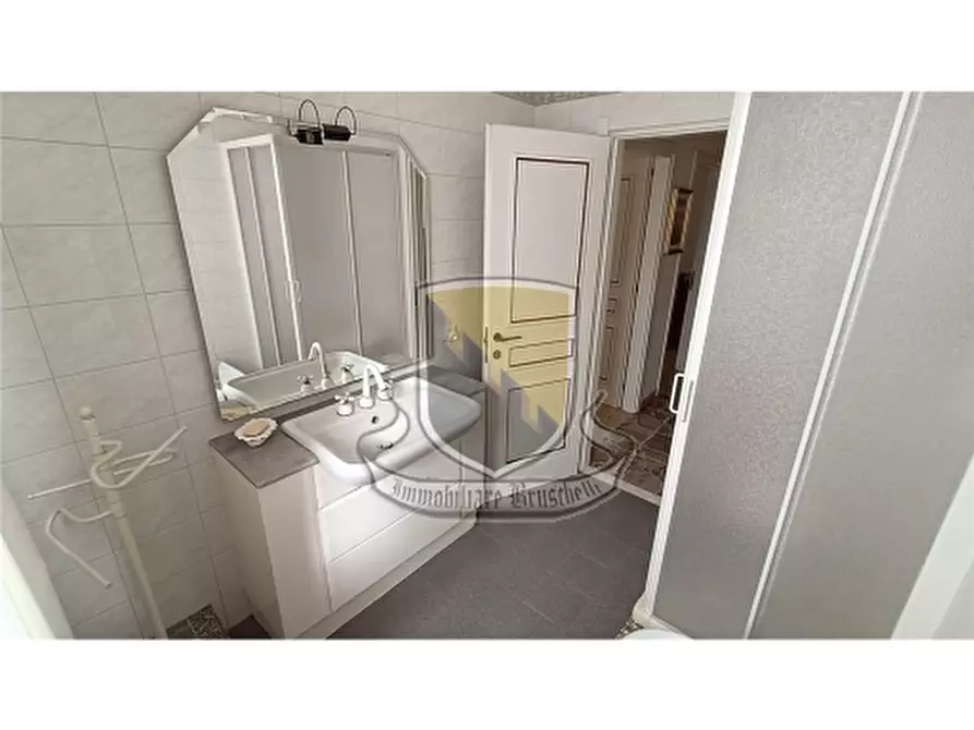 Immagine 24 di Appartamento in vendita  a Siena