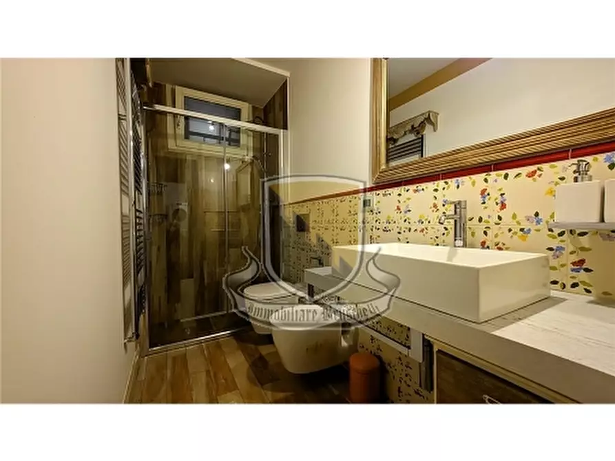 Immagine 11 di Appartamento in vendita  a Siena