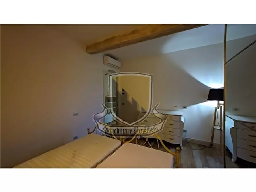 Immagine 12 di Appartamento in vendita  a Siena