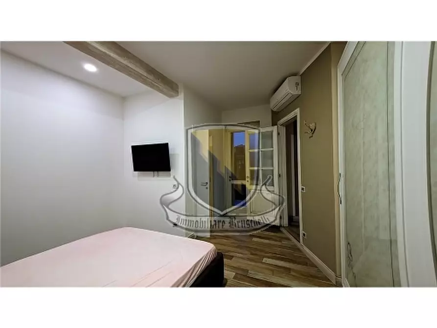 Immagine 17 di Appartamento in vendita  a Siena