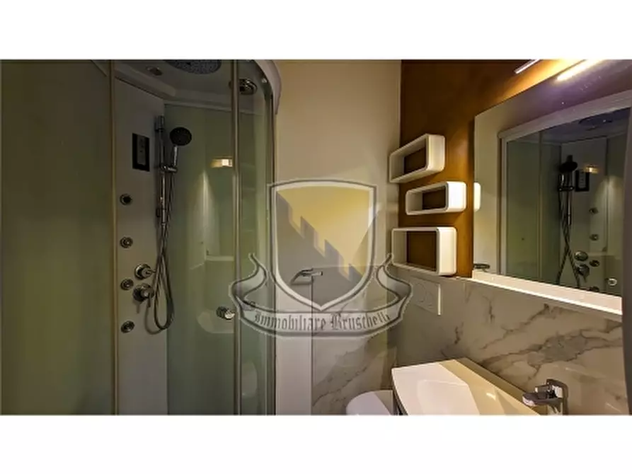 Immagine 23 di Appartamento in vendita  a Siena