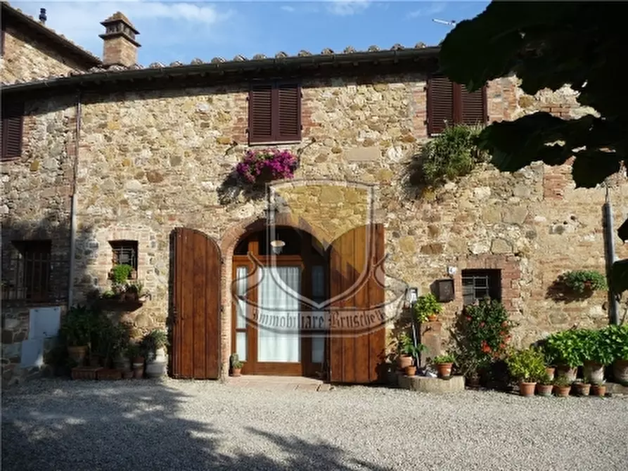 Immagine 1 di Villa in vendita  a Siena