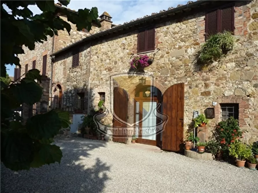 Immagine 2 di Villa in vendita  a Siena