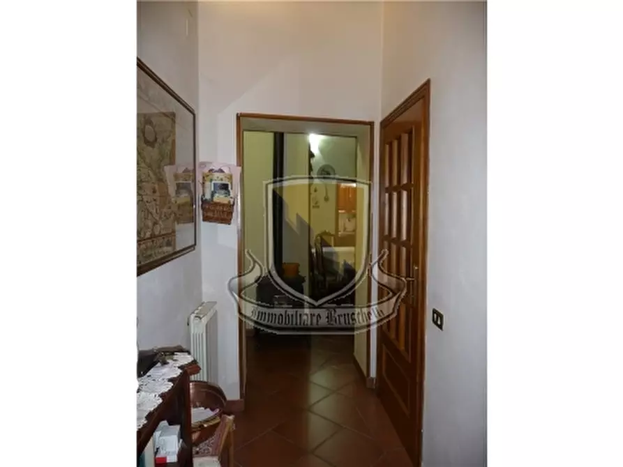 Immagine 11 di Villa in vendita  a Siena