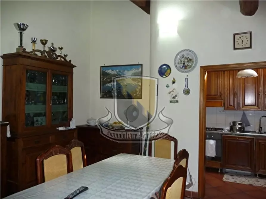 Immagine 14 di Villa in vendita  a Siena