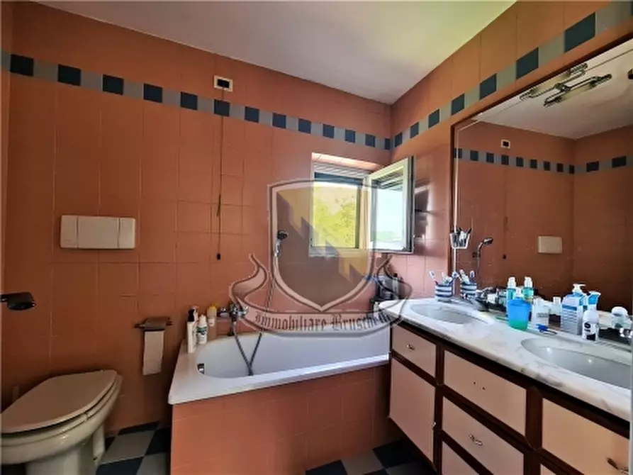 Immagine 18 di Villa in vendita  a Siena