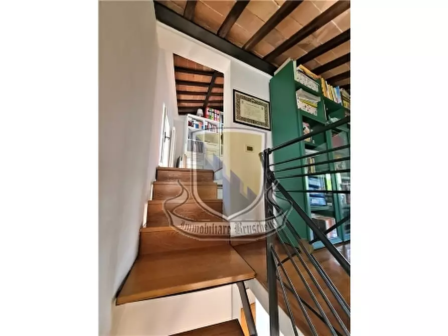 Immagine 25 di Villa in vendita  a Siena